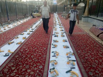 سفره افطار ایرانی در بین الحرمین / سفره افطار با سبک و سنت کشور ایران در بین الحرمین توسط یک خیر ایرانی+ عکس
