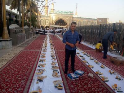 سفره افطار ایرانی در بین الحرمین / سفره افطار با سبک و سنت کشور ایران در بین الحرمین توسط یک خیر ایرانی+ عکس