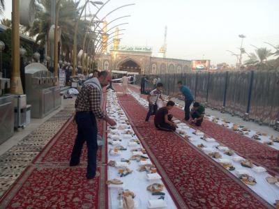 سفره افطار ایرانی در بین الحرمین / سفره افطار با سبک و سنت کشور ایران در بین الحرمین توسط یک خیر ایرانی+ عکس