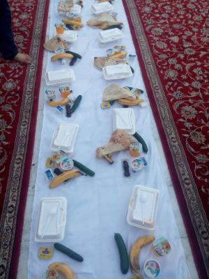 سفره افطار ایرانی در بین الحرمین / سفره افطار با سبک و سنت کشور ایران در بین الحرمین توسط یک خیر ایرانی+ عکس