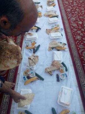 سفره افطار ایرانی در بین الحرمین / سفره افطار با سبک و سنت کشور ایران در بین الحرمین توسط یک خیر ایرانی+ عکس