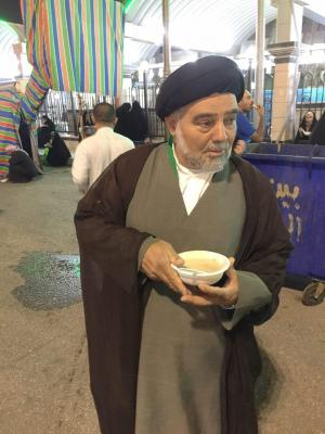 سفره افطار ایرانی در بین الحرمین / سفره افطار با سبک و سنت کشور ایران در بین الحرمین توسط یک خیر ایرانی+ عکس