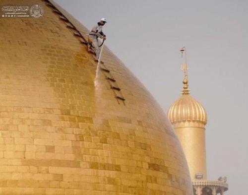 عکس/ شست و شوی گنبد مطهر حضرت علی(ع)