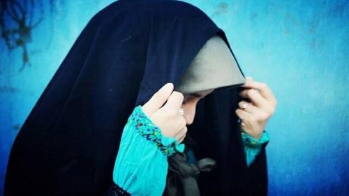  آیا پوشیدن مانتو و آرایش زنان اشکال شرعی دارد؟