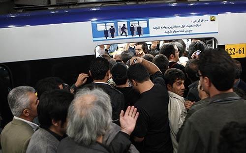 مشکلات فراوان متروی تهران / نبود واگن و خرابی پله برقی ها معظل اصلی متروی تهران است/حضور انبوه دستفروشان و معضلات آن  