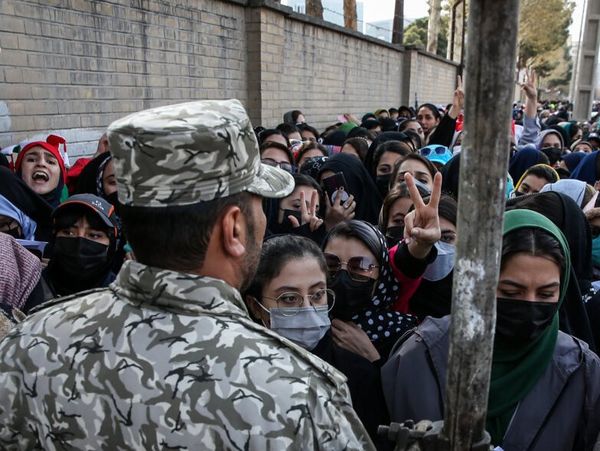 نامه فیفا برای حضور زنان در ورزشگاه‌های لیگ برتر ایران 