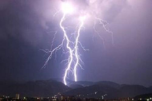  صاعقه جان زن جوان را گرفت