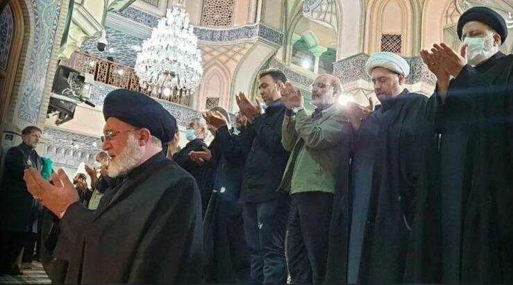 عکس/ اقامه نماز ظهر عاشورا با حضور رئیس جمهور
