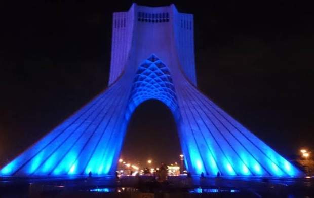 دیوانه بازی راننده شاسی‌بلند دور میدان آزادی