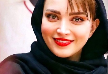 پیراهن ساحلی بهنوش طباطبایی کنار رودخانه