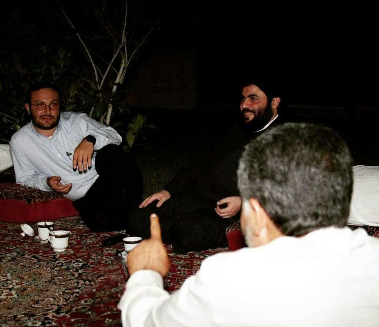 جلسه صمیمی شهید سلیمانی با شهید مغنیه