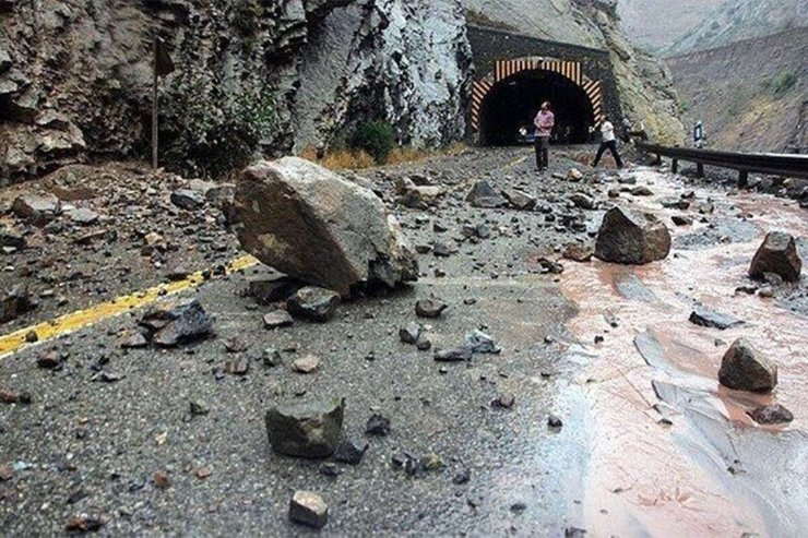  فیلم/ ریزش کوه در جاده چالوس