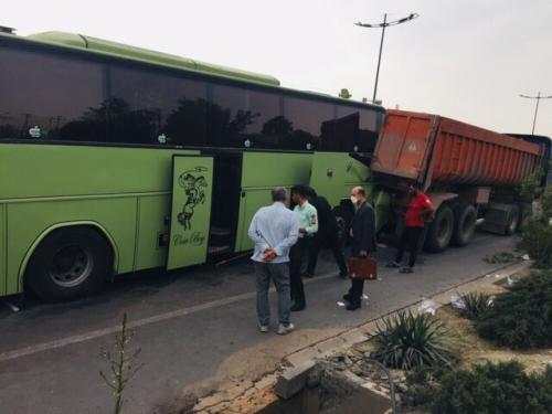  تصادف اتوبوس زائران کربلا در آزادراه تهران ساوه ۴۲ مصدوم برجای گذاشت