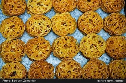 عکس/پخت زولبیا و بامیه در ایام ماه مبارک رمضان