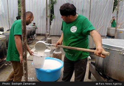 عکس/پخت و توزیع 14 تن آش نذری در کرج