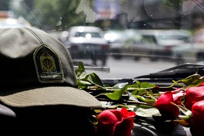 سلام نظامی پلیس به دختران 