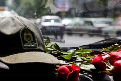 سلام نظامی پلیس به دختران 