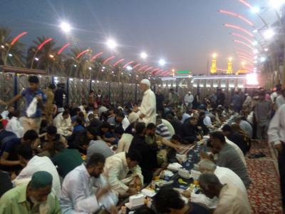 پنجمین سفره افطار ایرانی در بین الحرمین در شب شهادت امیرالمونین علی (ع) / سفره افطار با سبک و سنت کشور ایران در بین الحرمین توسط یک خیر ایرانی+ عکس و فیلم
