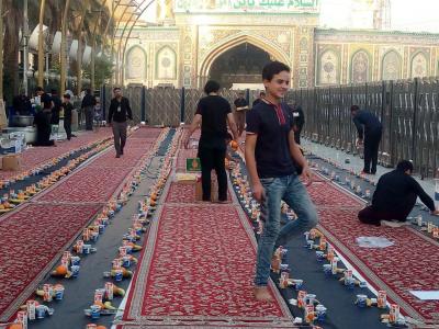 پنجمین سفره افطار ایرانی در بین الحرمین در شب شهادت امیرالمونین علی (ع) / سفره افطار با سبک و سنت کشور ایران در بین الحرمین توسط یک خیر ایرانی+ عکس و فیلم