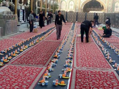 پنجمین سفره افطار ایرانی در بین الحرمین در شب شهادت امیرالمونین علی (ع) / سفره افطار با سبک و سنت کشور ایران در بین الحرمین توسط یک خیر ایرانی+ عکس و فیلم