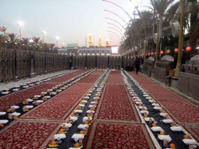 پنجمین سفره افطار ایرانی در بین الحرمین در شب شهادت امیرالمونین علی (ع) / سفره افطار با سبک و سنت کشور ایران در بین الحرمین توسط یک خیر ایرانی+ عکس و فیلم