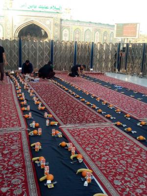 پنجمین سفره افطار ایرانی در بین الحرمین در شب شهادت امیرالمونین علی (ع) / سفره افطار با سبک و سنت کشور ایران در بین الحرمین توسط یک خیر ایرانی+ عکس و فیلم