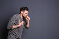علت سرفه‌های مزمن چیست؟