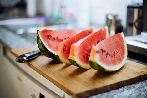 قبل از خواب این میوه را هرگز نخورید 