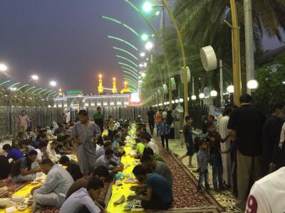 ارادت یک خیر ایرانی به آقا اباعبدالله الحسین (ع) و زائرانش/ برپا کردن سفره افطار به سبک ایرانی در ماه مبارک رمضان / عزت و سربلندی ایرانیان با برپا کردن سفره افطار در بین الحرمین 