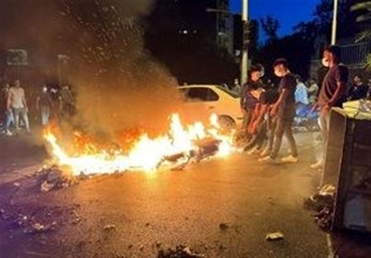  فیلم/ فحاشی اغتشاشگران به زنی که به بستن راه معترض بود