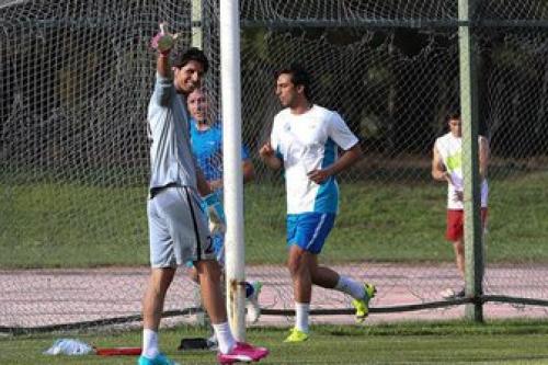 بازیکن جنجالی لیگ عنوان کرد :استقلال یا پرسپولیس فرق ندارد/هرکدام پول بیشتری بدهند بازی می کنم/برای من پول مهم تر فوتبال هست /بازیکنانی که بخاطر پول غیرت و تعصب میفروشند 