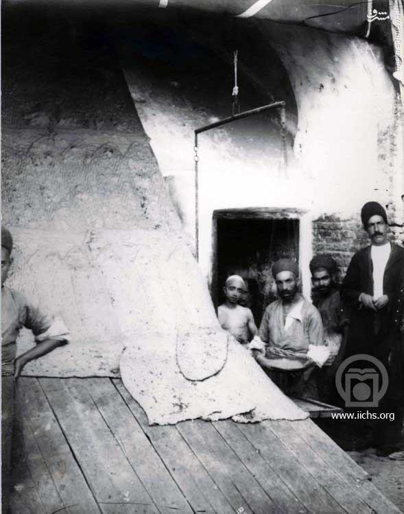 نانوایی سنگکی در اواخر دوره قاجار / عکس