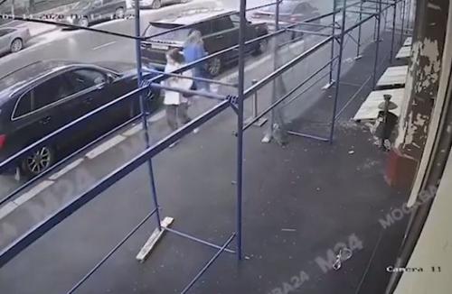  فیلم/ سقوط داربست بر روی یک زن در مسکو