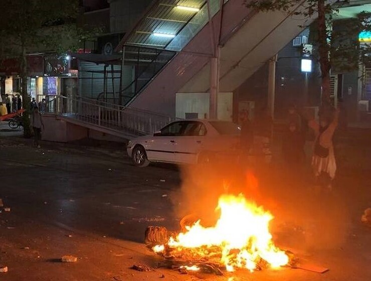 در کجای دنیا نیروهای غیر مسلح را به مقابله با تروریست‌های مسلح می‌فرستند؟!