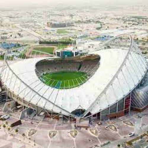 عکس/ نماز خواندن کارکنان ورزشگاه خلیفه