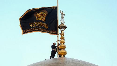 فیلم/ اهتزاز پرچم سیاه بر گنبد حرم رضوی