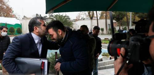 عکس/ بوسه وزیر ارشاد به پیشانی خبرنگار