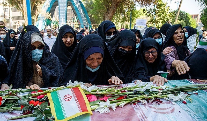 مهران حال و هوای عاشورایی گرفت/ ورود پیکرهای مطهر ۵۵ شهید دفاع مقدس به ایران 