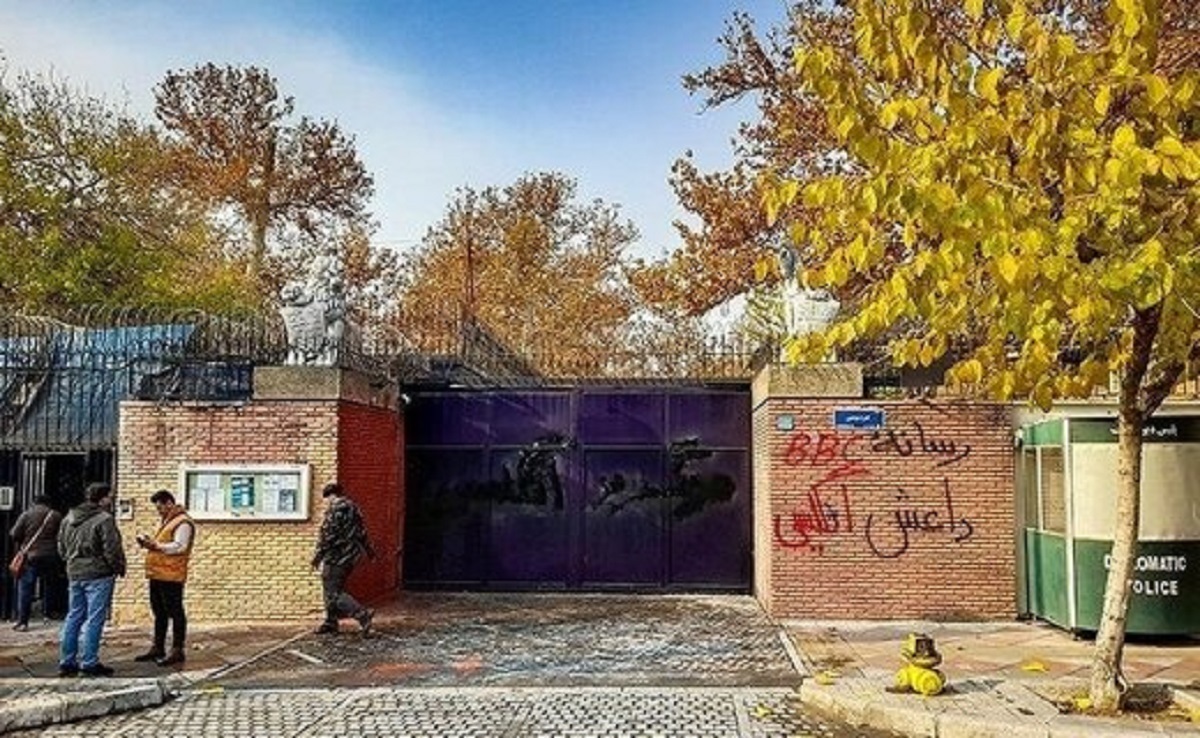  شعارنویسی مجدد روی دیوار سفارت انگلستان +فیلم