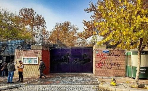  شعارنویسی مجدد روی دیوار سفارت انگلستان +فیلم