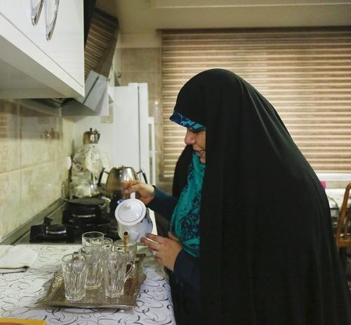 عکس/ خانم نماینده در حال پذیرایی