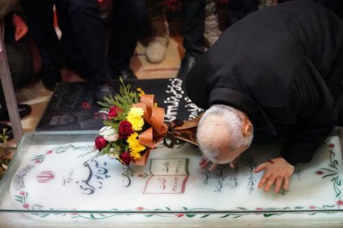 عکس/ سردار سلامی در گلزار شهدای کرمان