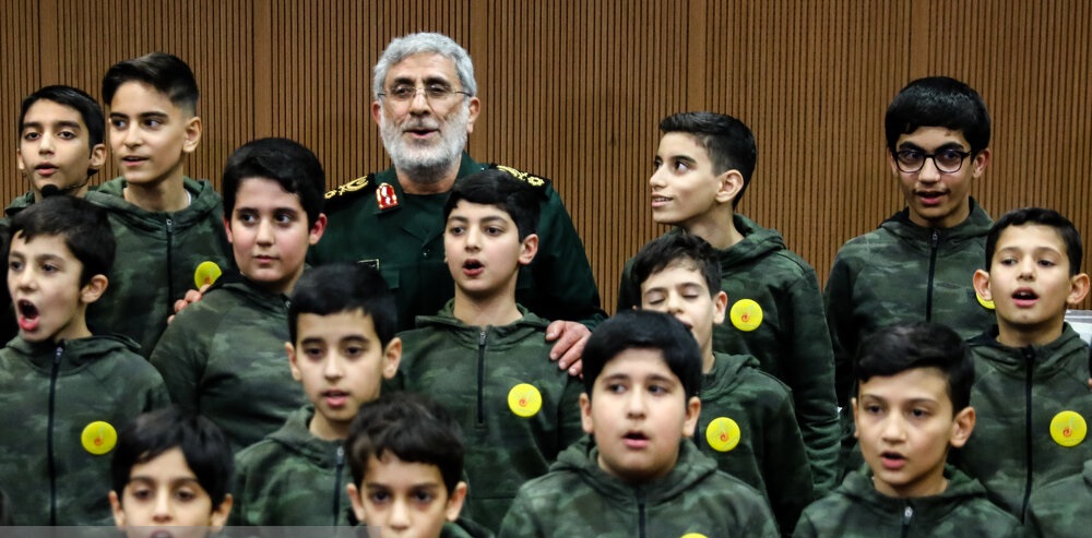 عکس/ نوجوانی که محو دیدن سردار قاآنی شد