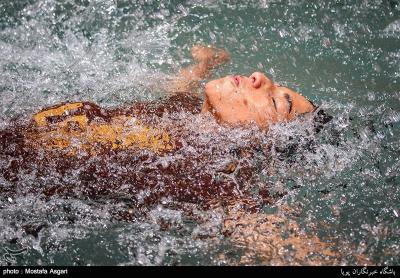 عکس/ آب تنی در چشمه علی 
