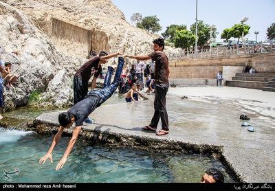 عکس/ آب تنی در چشمه علی 