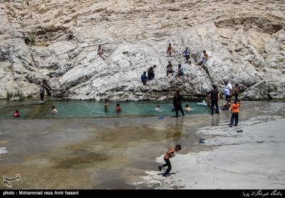 عکس/ آب تنی در چشمه علی 