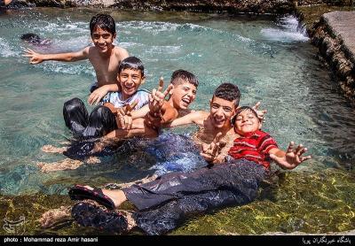 عکس/ آب تنی در چشمه علی 