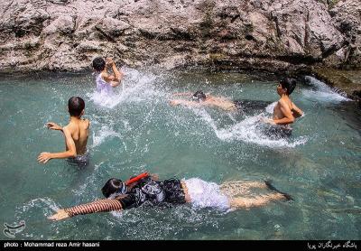 عکس/ آب تنی در چشمه علی 