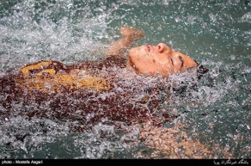 عکس/ آب تنی در چشمه علی 