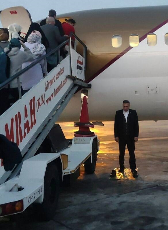 عکس/ نماز خواندن کادر پرواز در کنار هواپیما